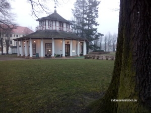 Weißer Pavillon im Chinoise-Stil
